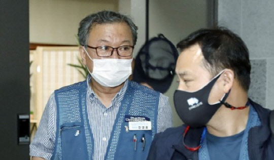 진경호(사진 왼쪽) 전국택배노동조합 위원장, 유성욱(오른쪽) 택배노조 CJ대한통운본부장이 15일 서울 여의도 국회 의원회관에서 사회적 합의기구 회의를 나오고 있다. <연합뉴스>